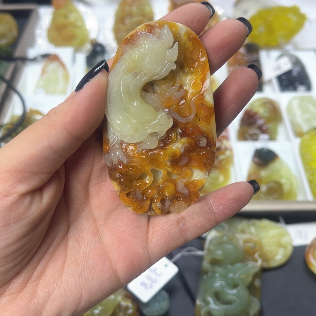 蛇纹石玉颈饰未镶嵌