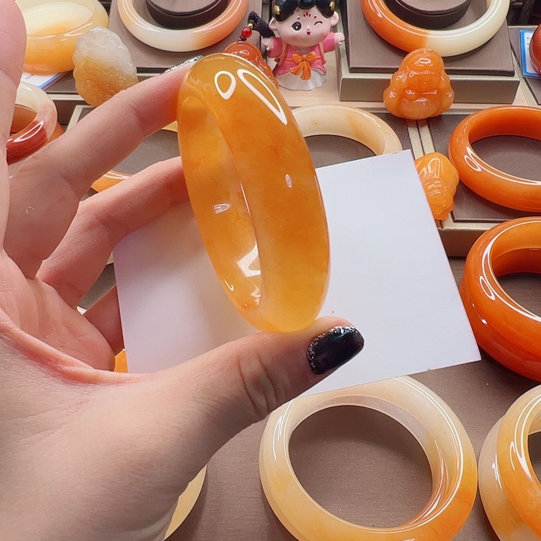 众***房石英质玉（黄龙玉）未镶嵌手镯