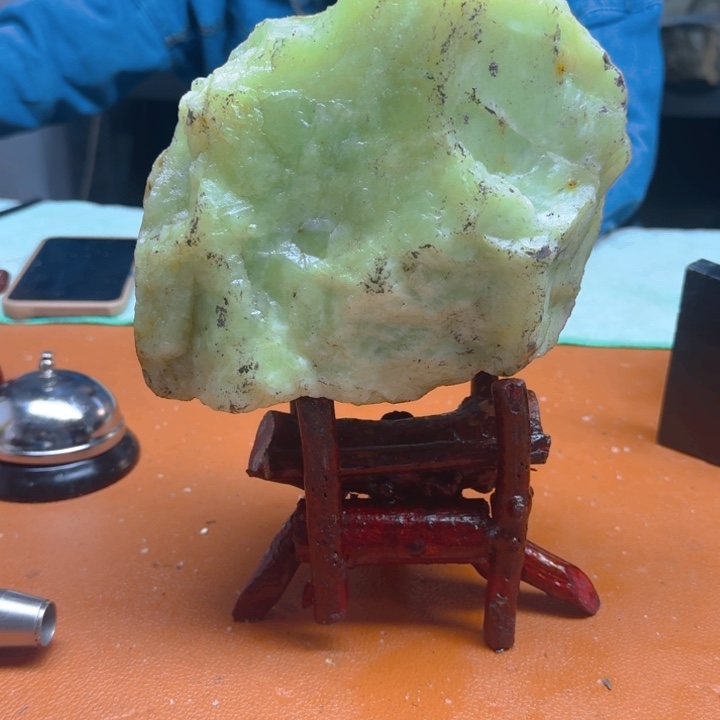 蛇纹石玉原石未镶嵌12