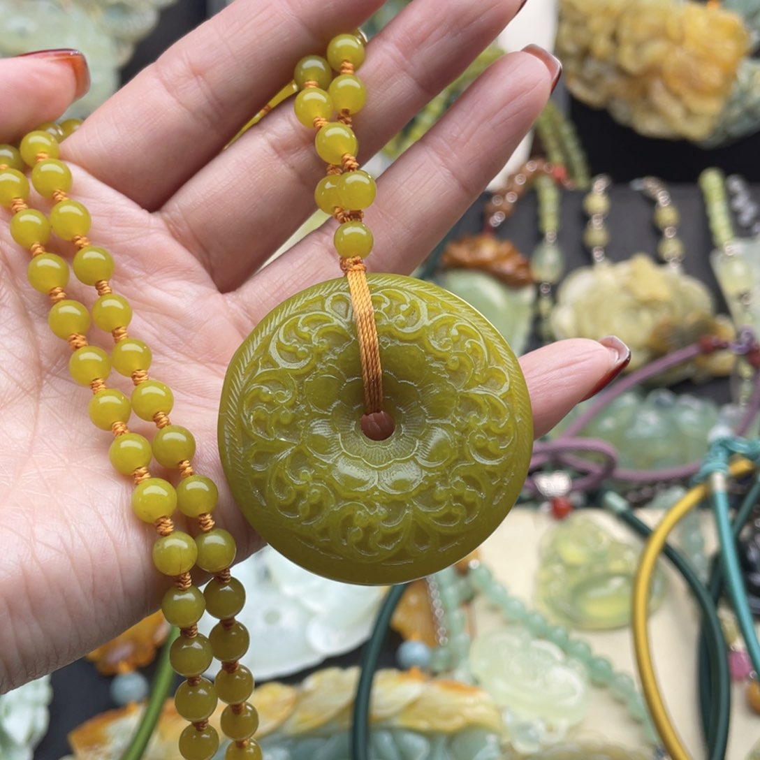 蛇纹石玉颈饰未镶嵌