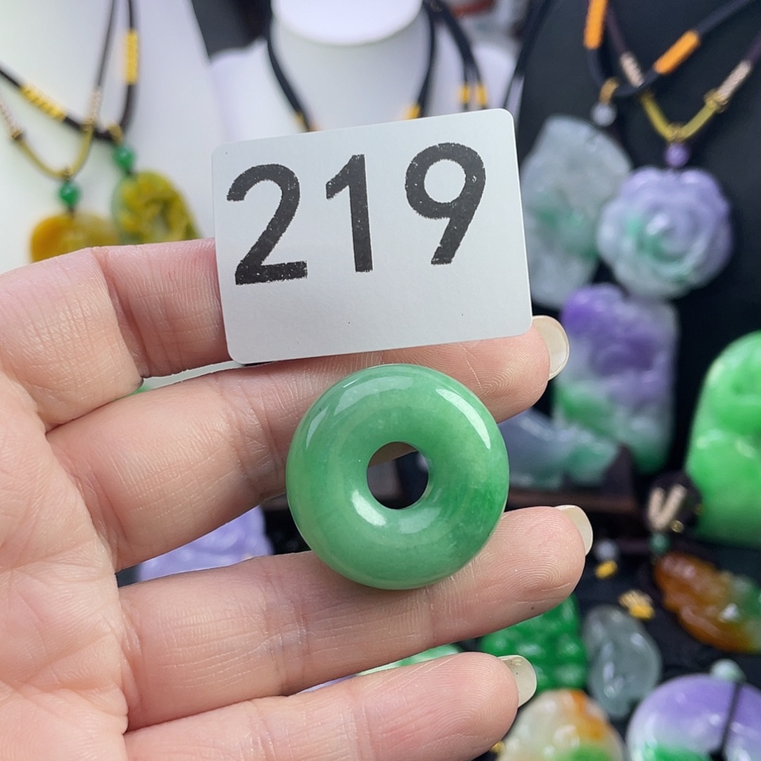 翡翠未镶嵌吊坠(赠链)