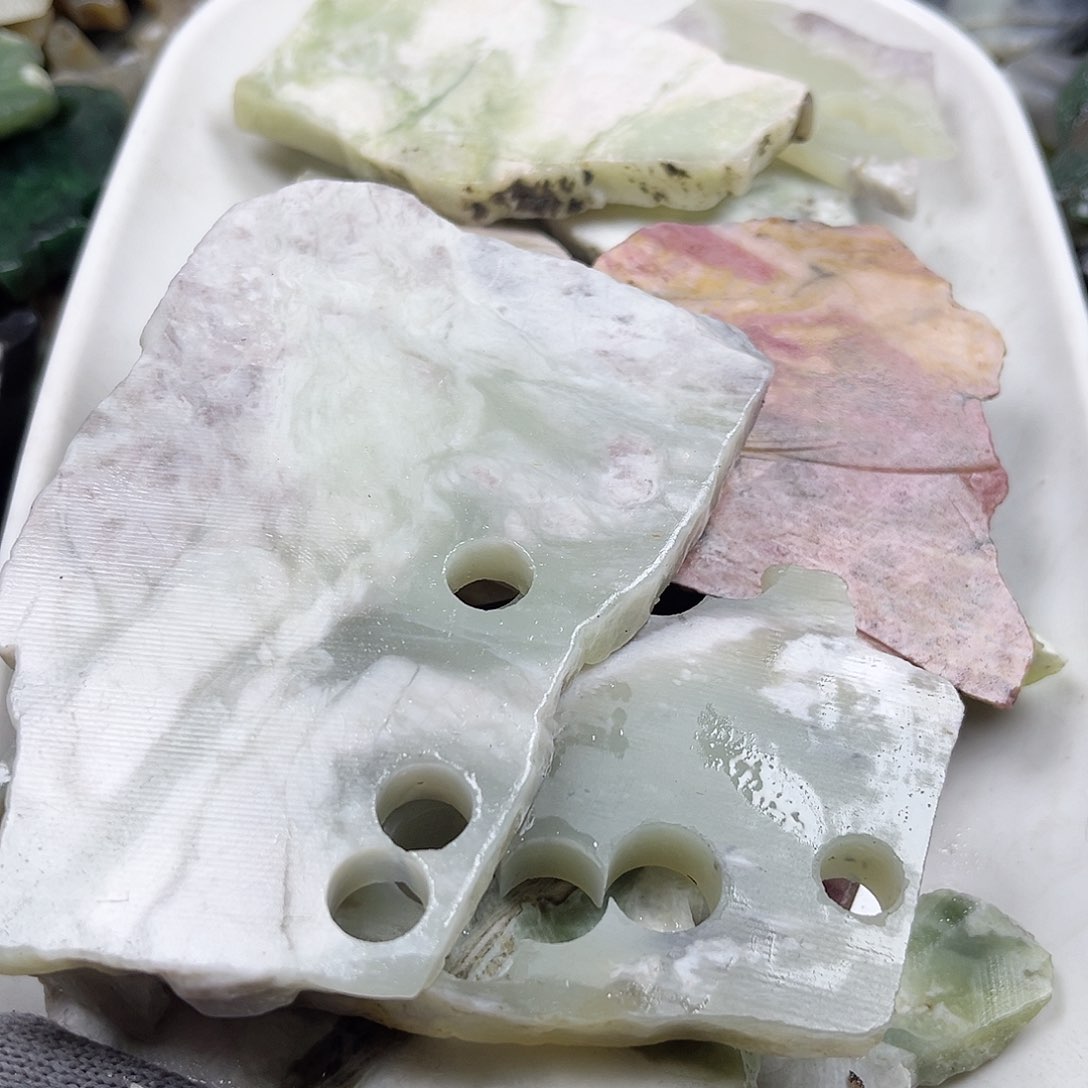 颈饰未镶嵌和田玉厉*