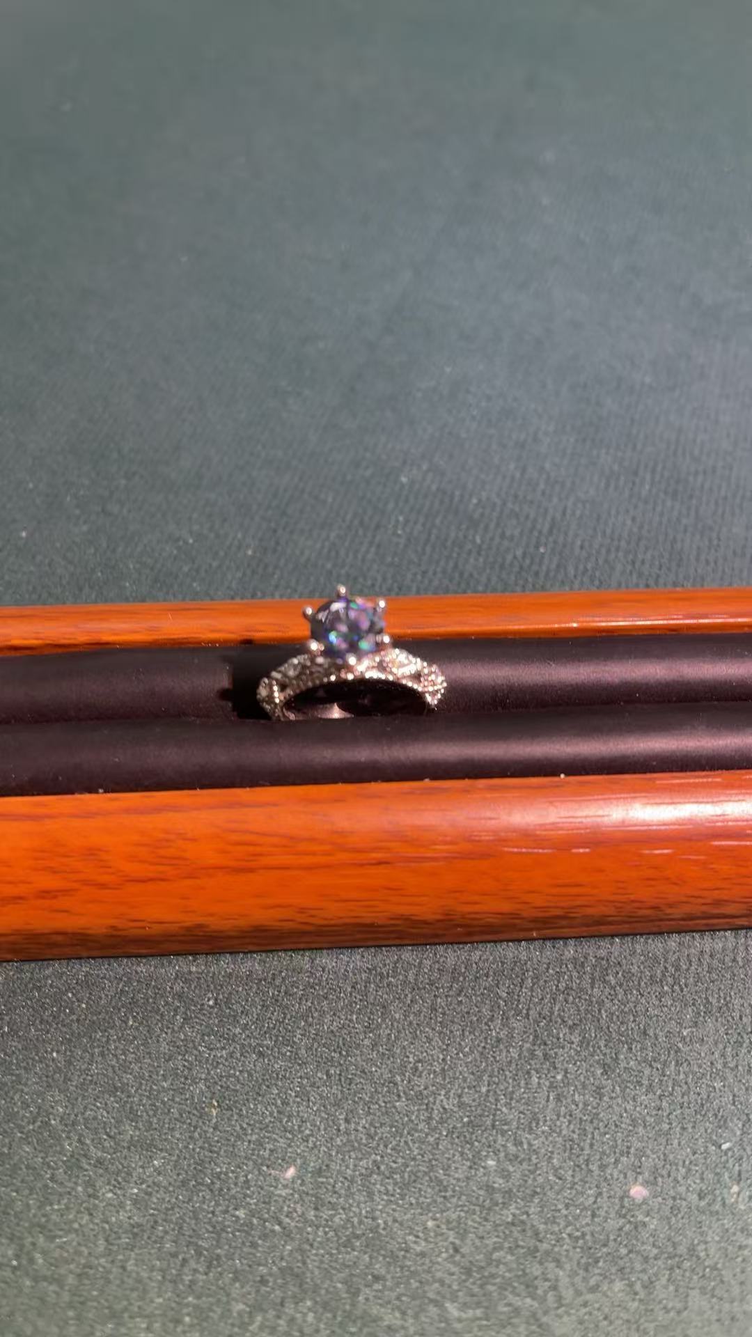 a701白托满镶绿色六爪戒指多样发