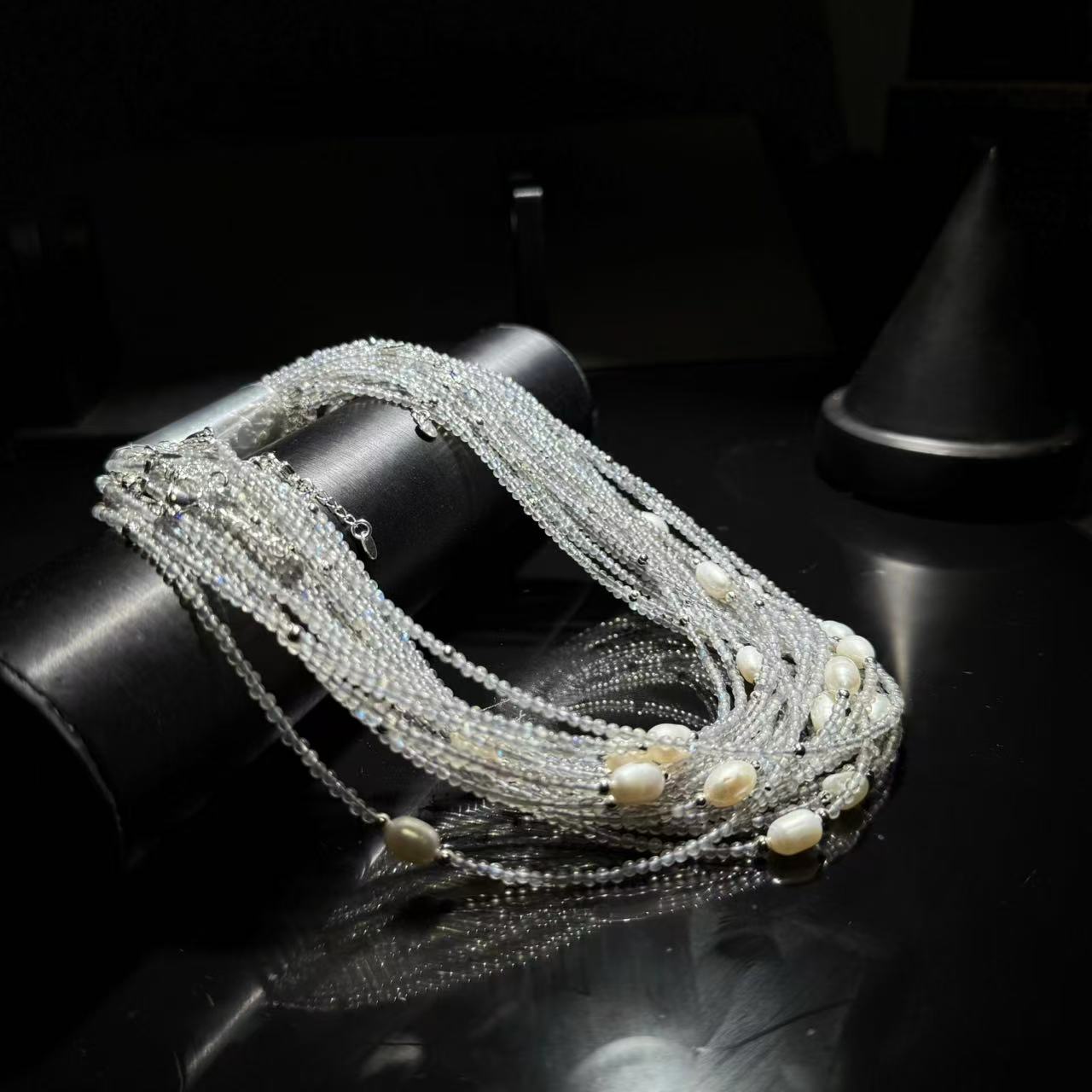 【皇后甄选】灰月光配珍珠项坠-多样性发其一