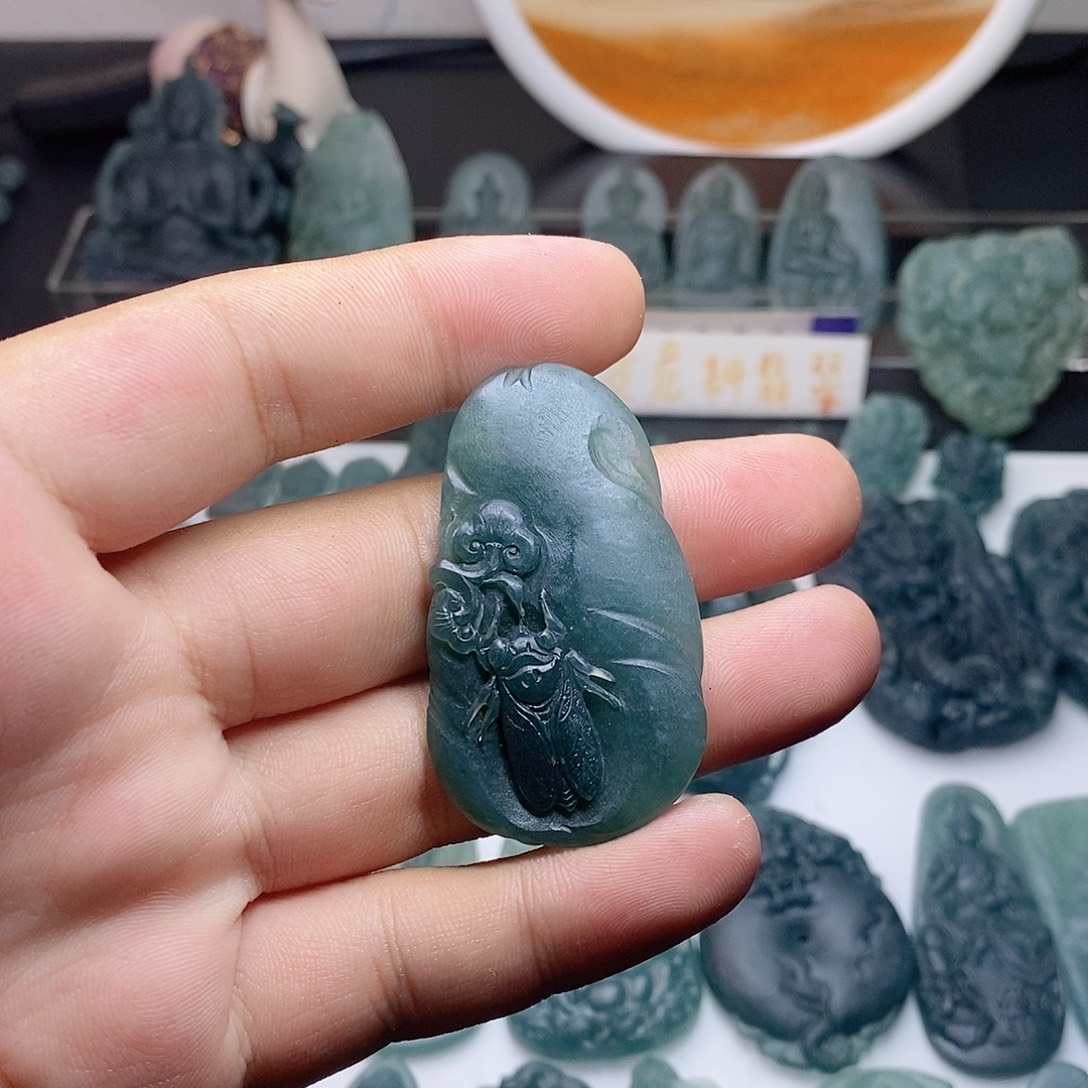 定制翡翠未镶嵌蝉