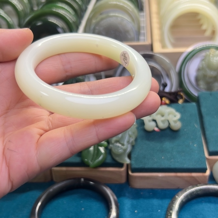 和田玉手镯未镶嵌黑**耀6082