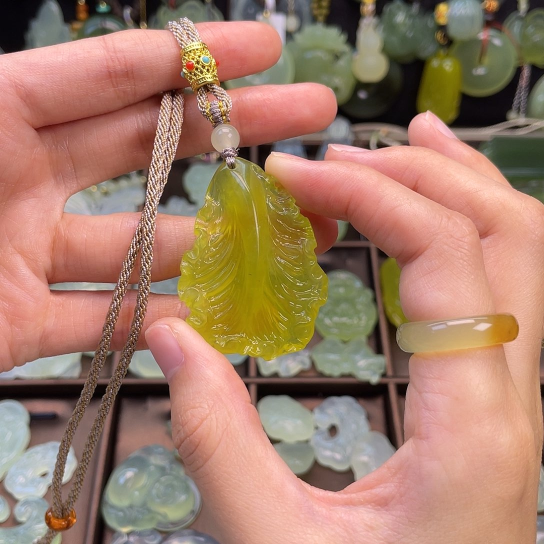 蛇纹石玉未镶嵌颈饰