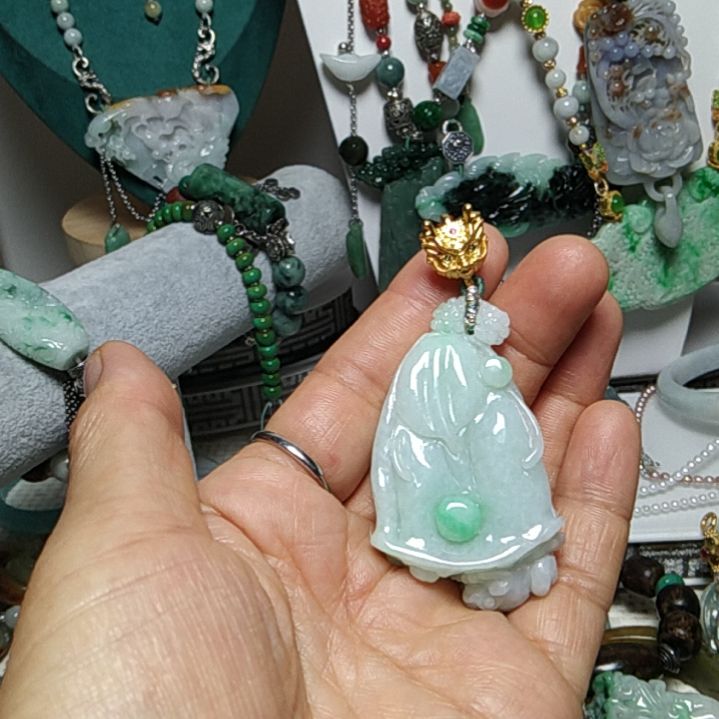 翡翠吊坠(赠链)未镶嵌
