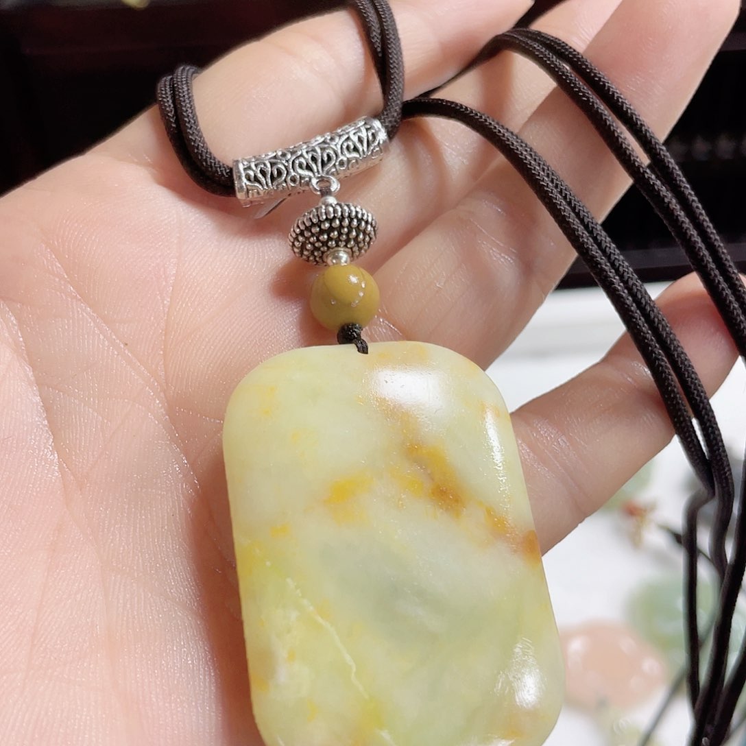 蛇纹石玉颈饰未镶嵌