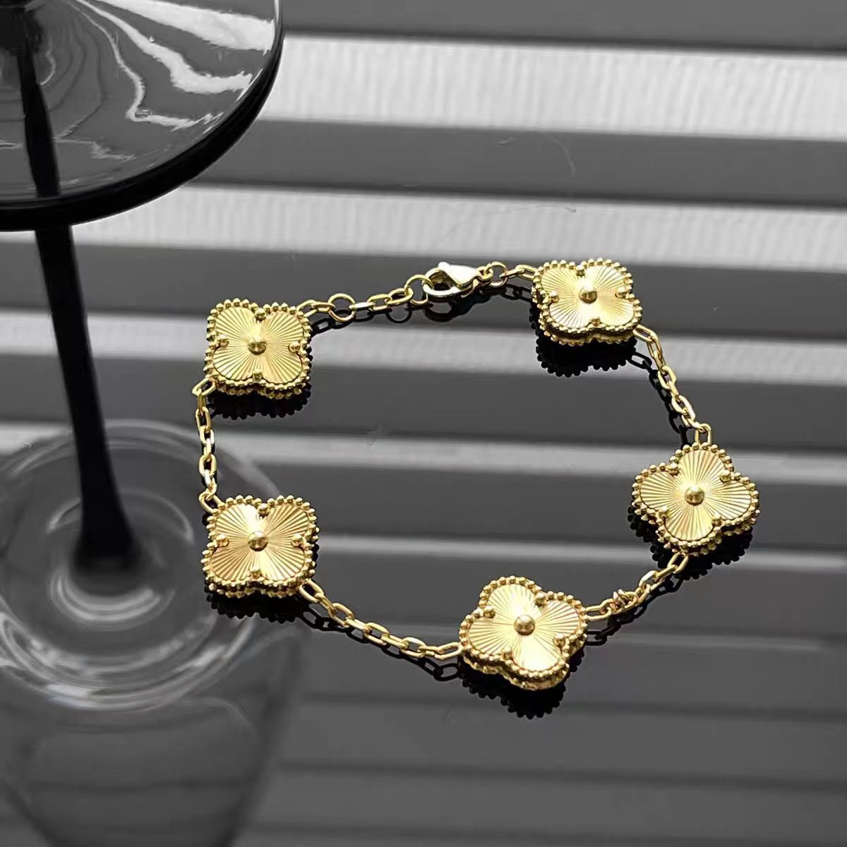 铁合金手链 五花镭射电镀轻奢四叶草手链百搭女金色不褪色不掉色