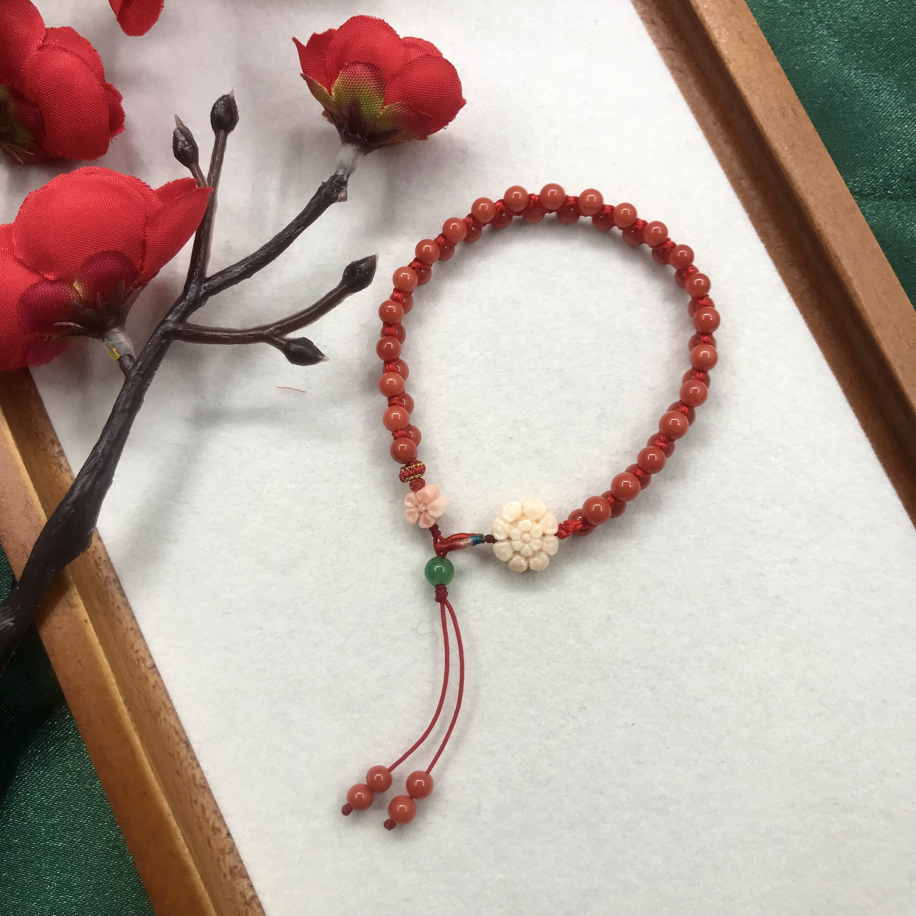 纯天然珊瑚沙丁手工编织手链，可调节松紧。