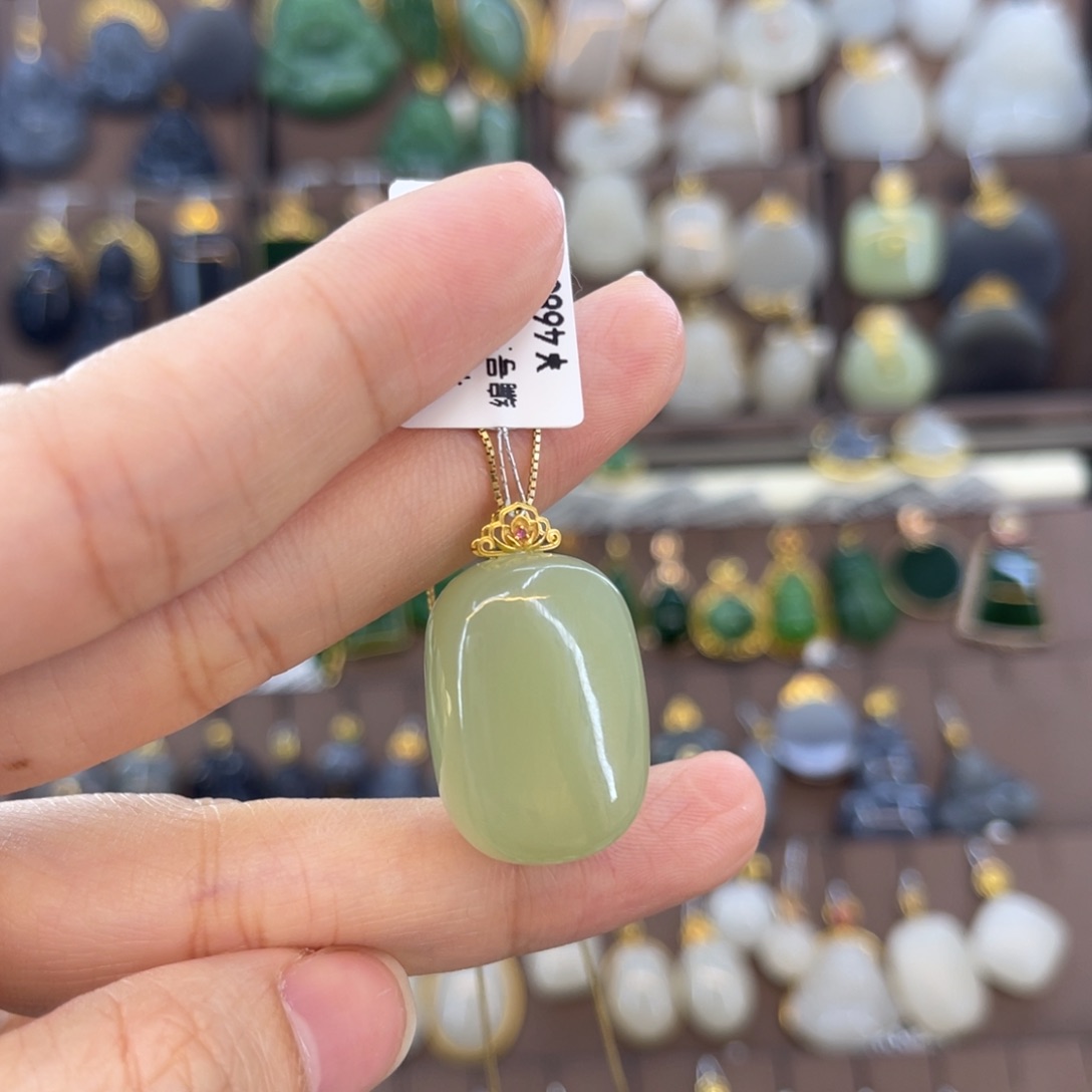 和田玉18K金镶嵌吊坠