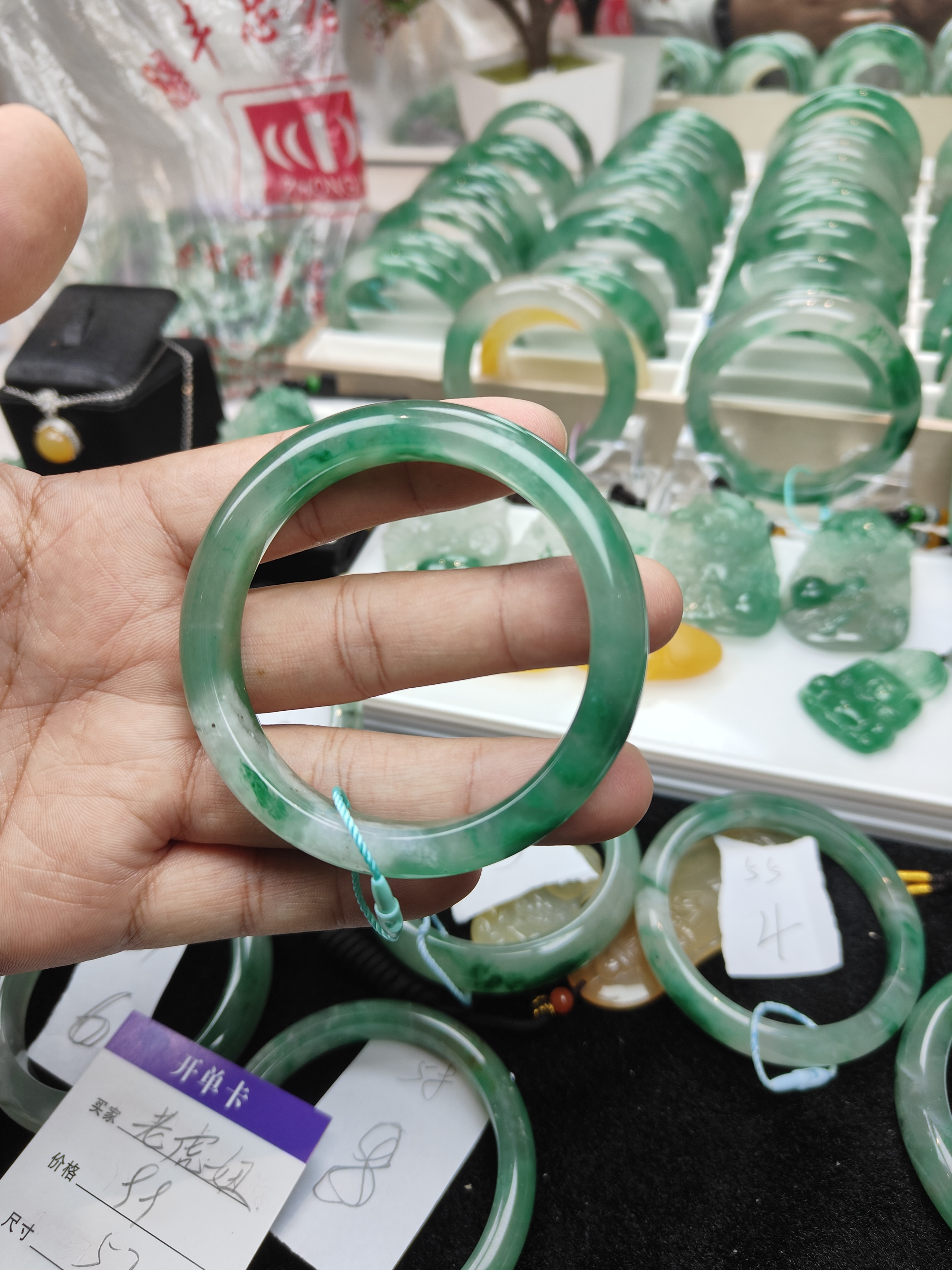 非洲翠手镯天然石英质玉