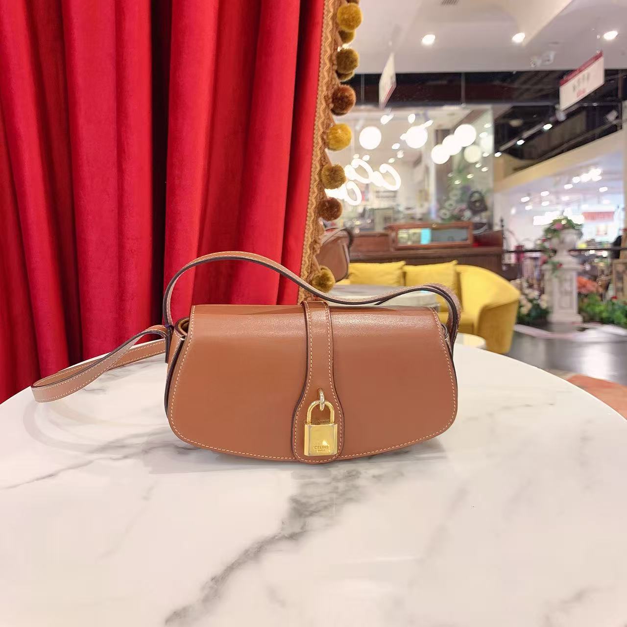 95新 Celine/思琳 GGS瑟琳锁头腋下包棕色金扣牛皮79129383
