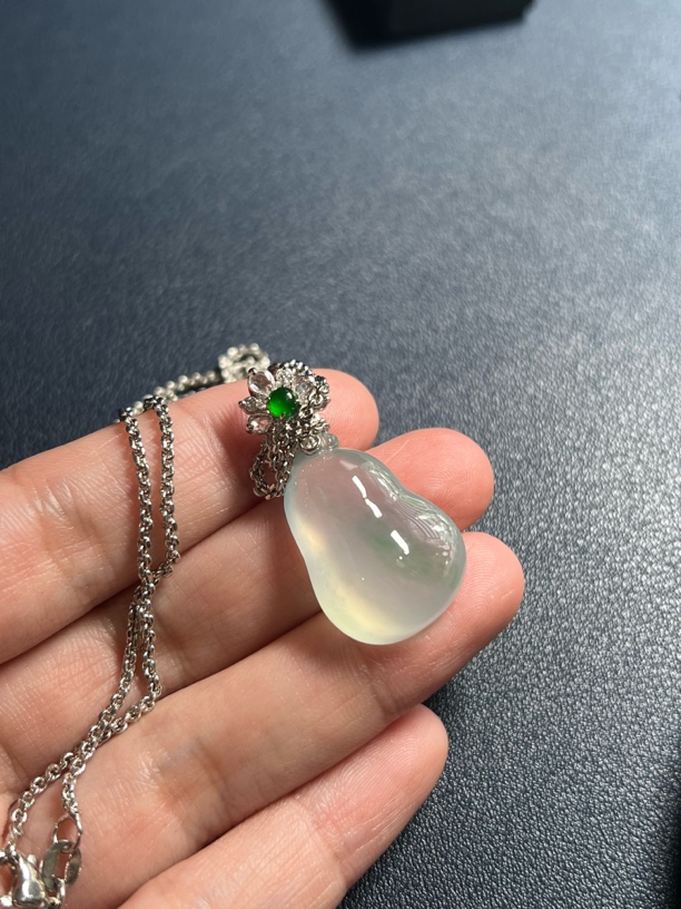 高冰飘绿福瓜整体34.6裸石24.6×17.8×11.1