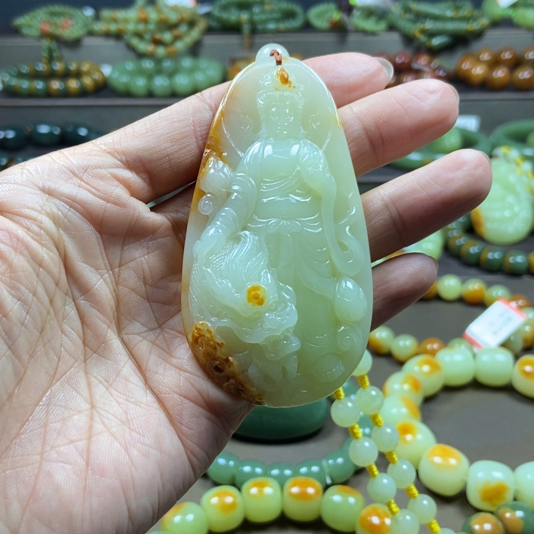 透闪石质玉未镶嵌颈饰越***?