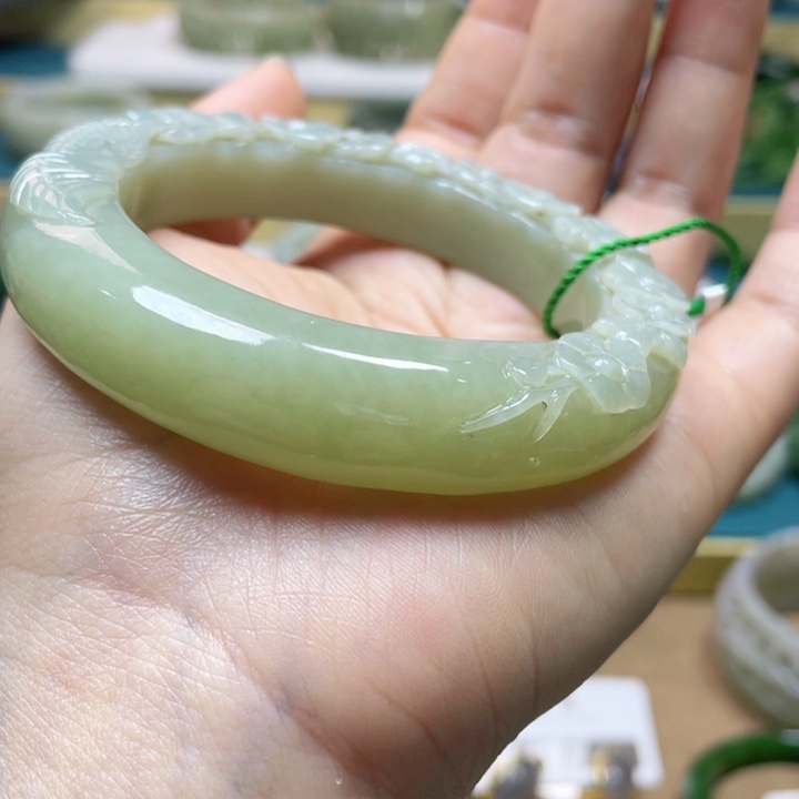 和田玉手镯57圈口。编号84未镶嵌