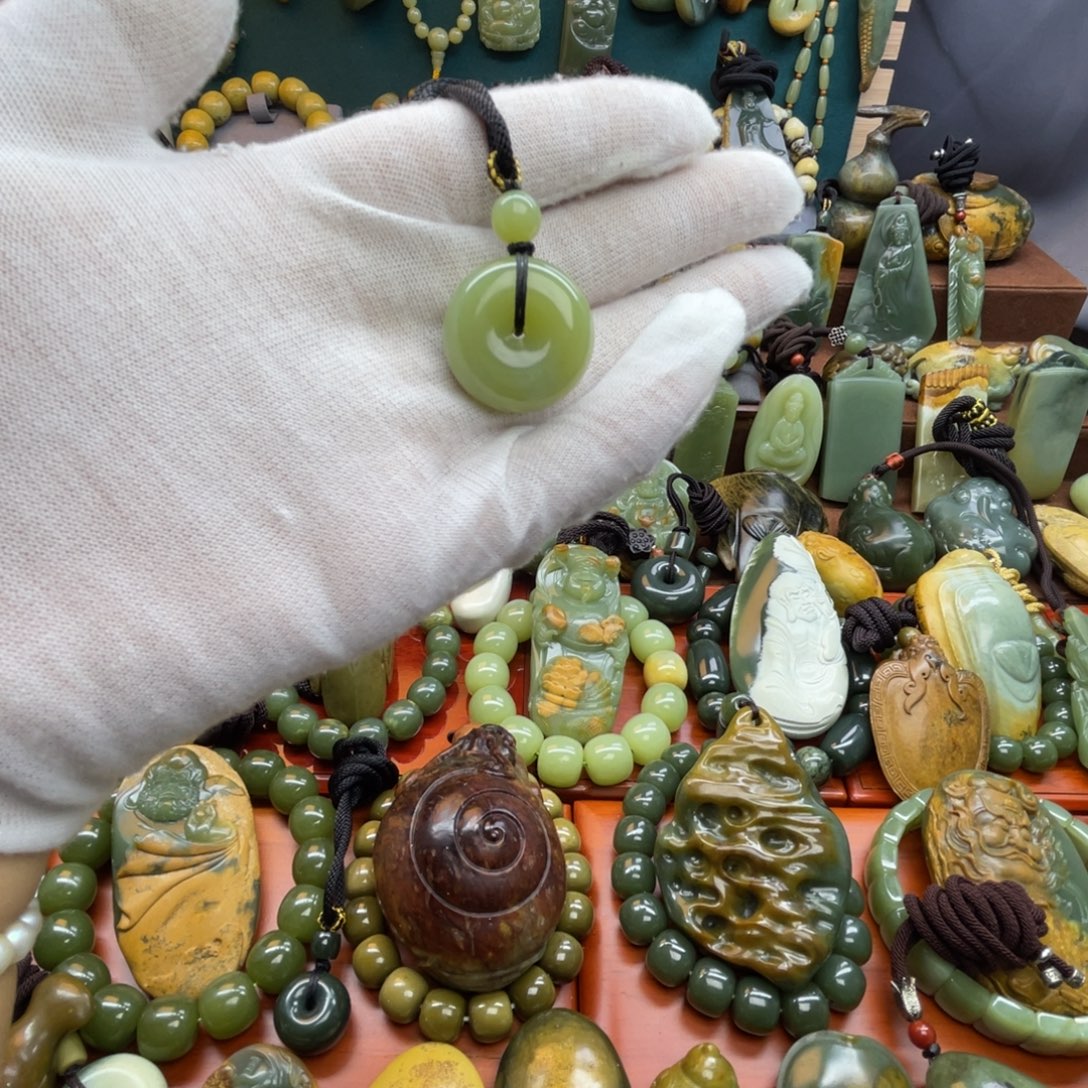 岫岩老玉（透闪石质玉）未镶嵌颈饰