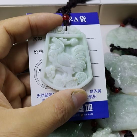 翡翠未镶嵌颈饰挂件