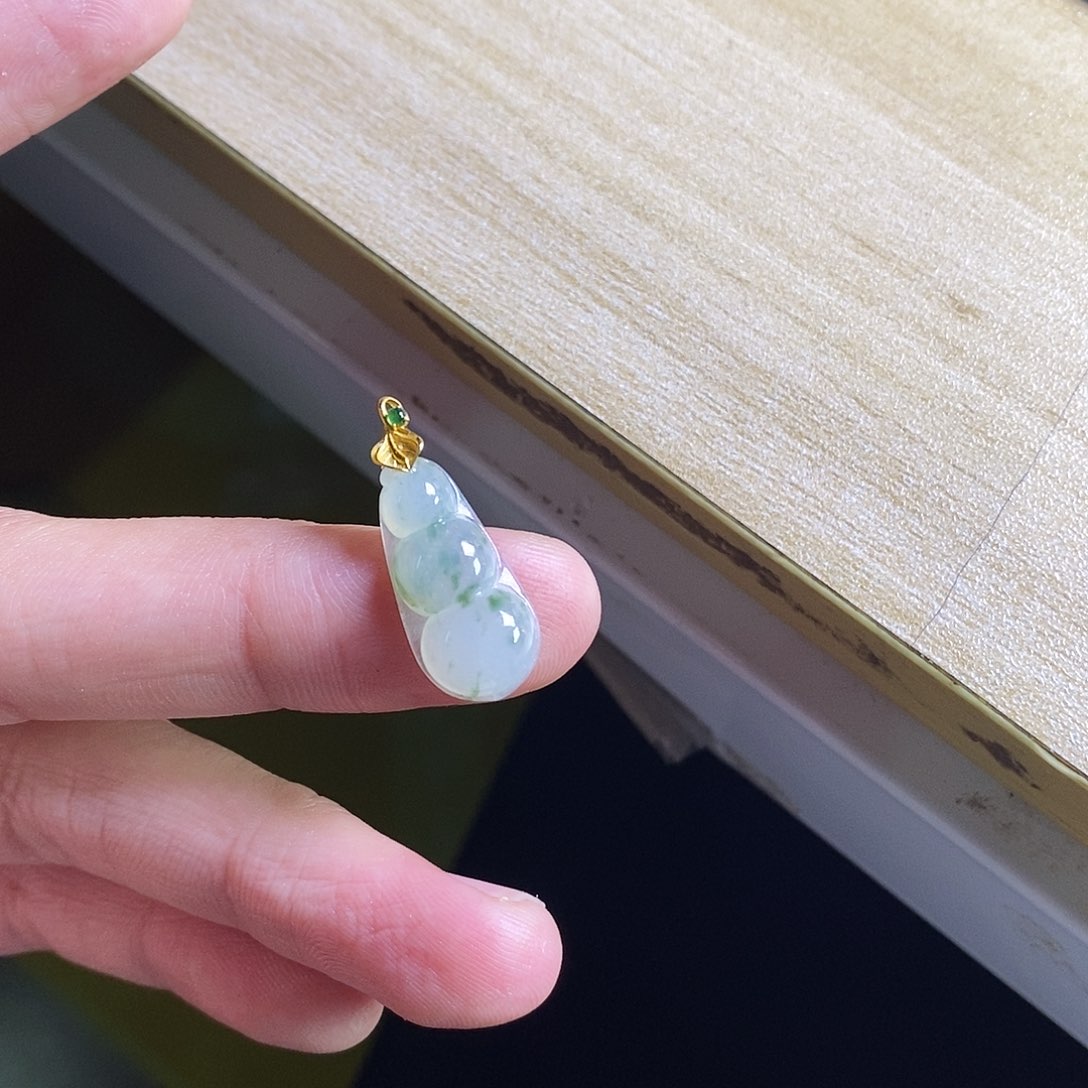 颈饰18K金镶嵌翡翠