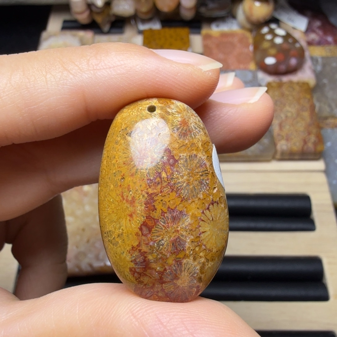 硅化玉未镶嵌红黄满花，背面有点骨骼