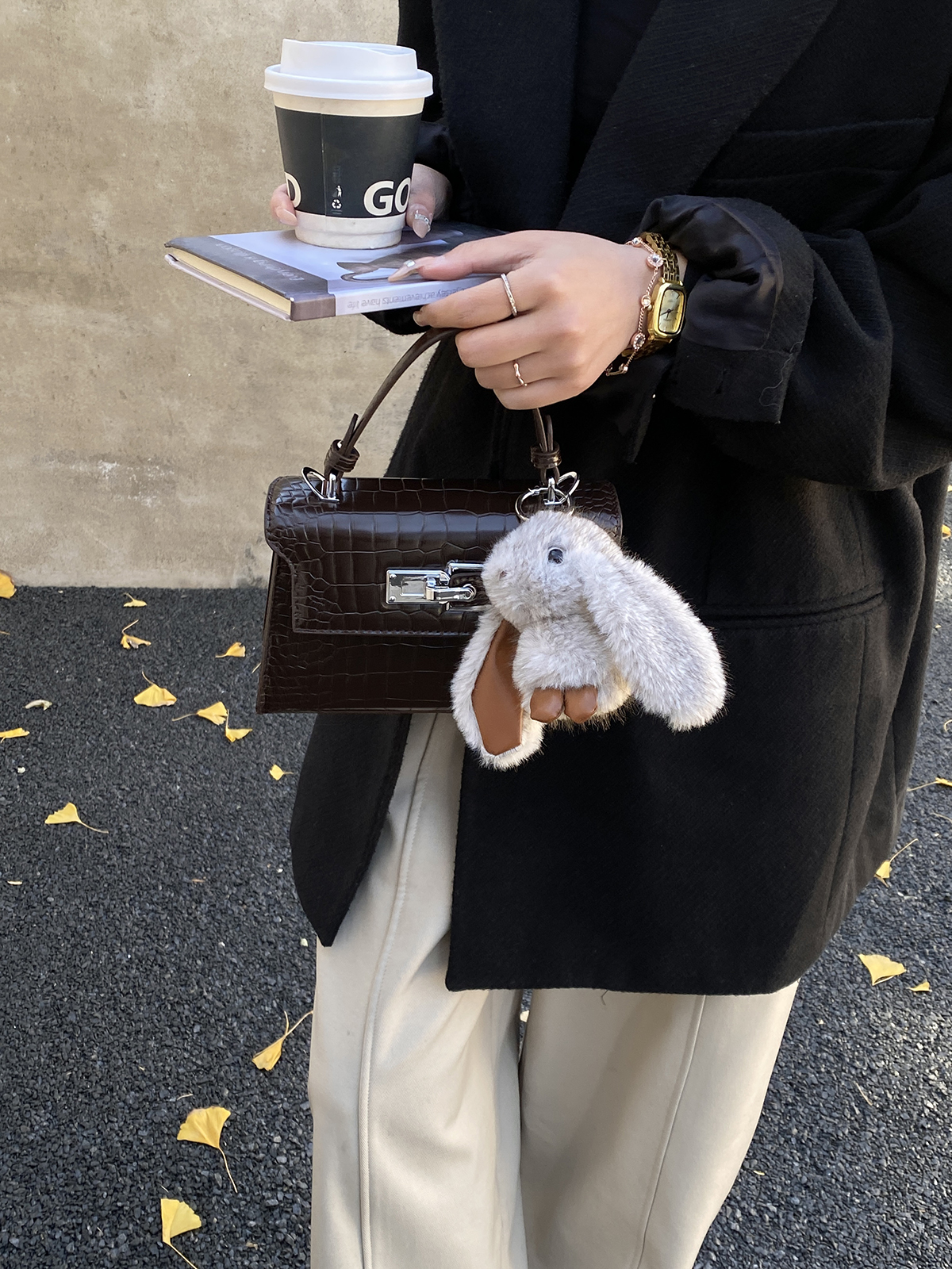 2025鳄鱼纹包包时尚磁扣学院风斜挎包洋气秋冬百搭韩版斜跨包黑色