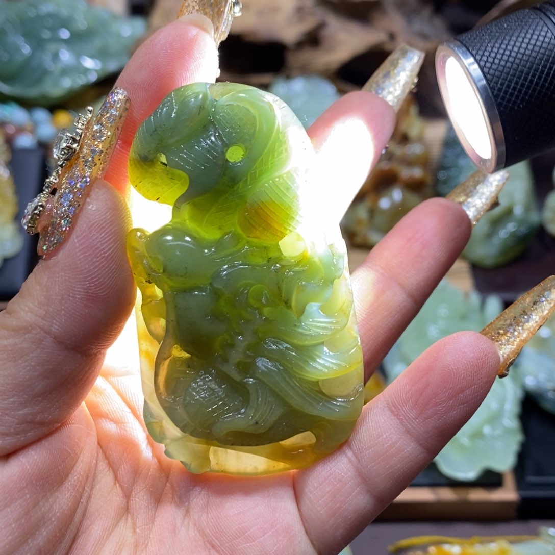 蛇纹石玉颈饰未镶嵌