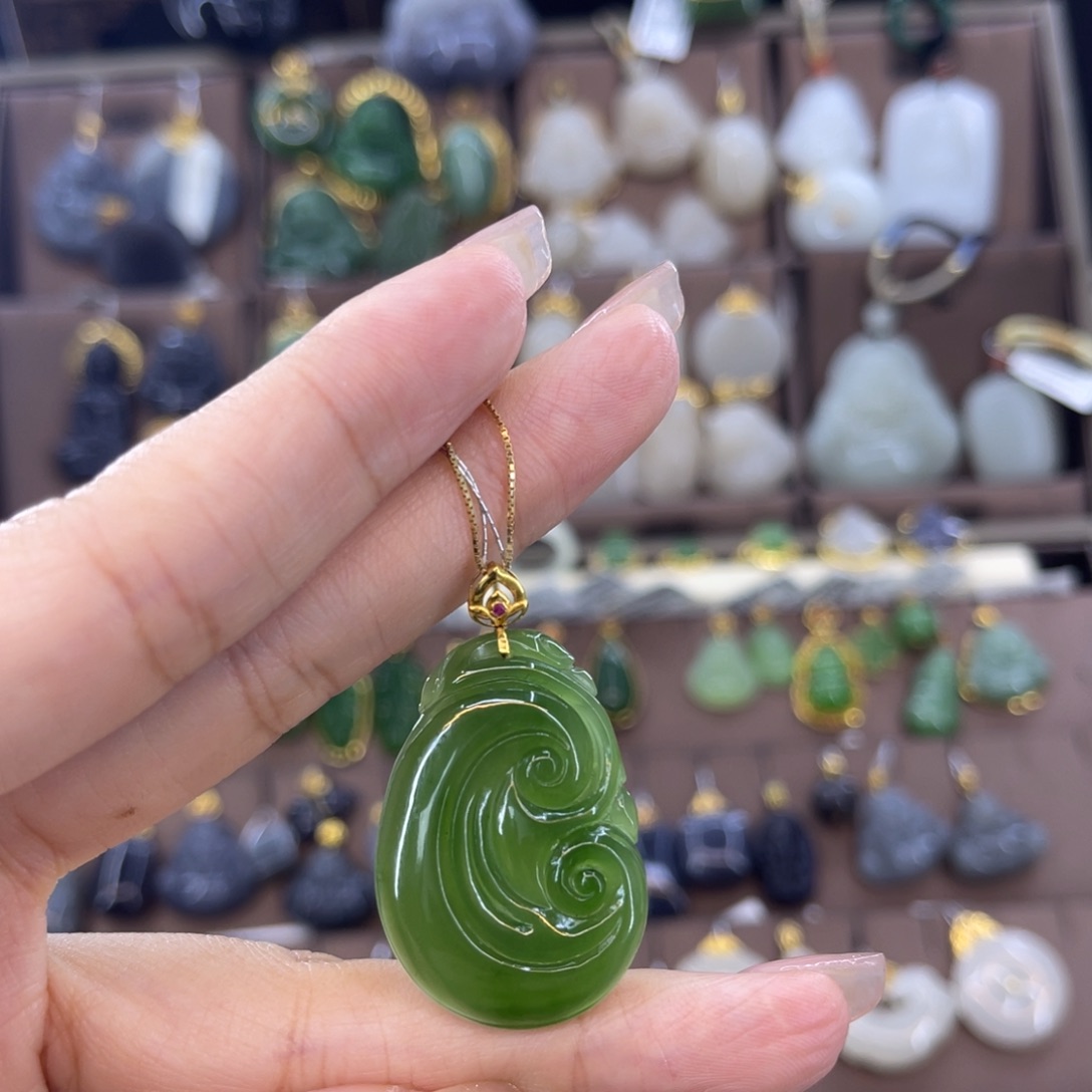 和田玉吊坠18K金镶嵌