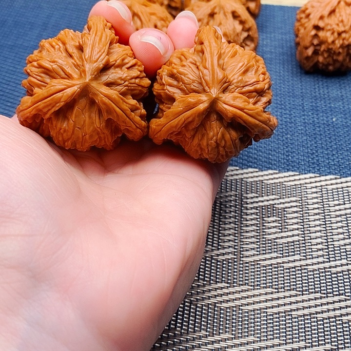 皮***了文玩核桃吊坠三棱