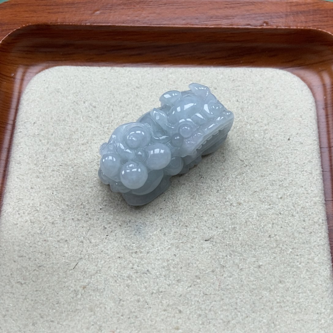 翡翠未镶嵌颈饰霸王