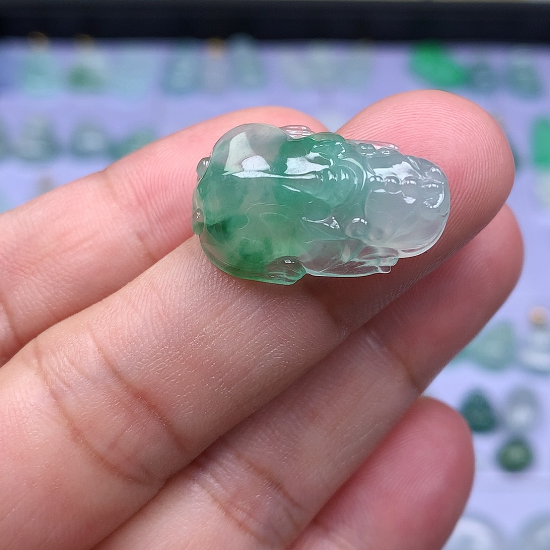 翡翠裸石缅甸天然A货翡翠阳绿貔貅