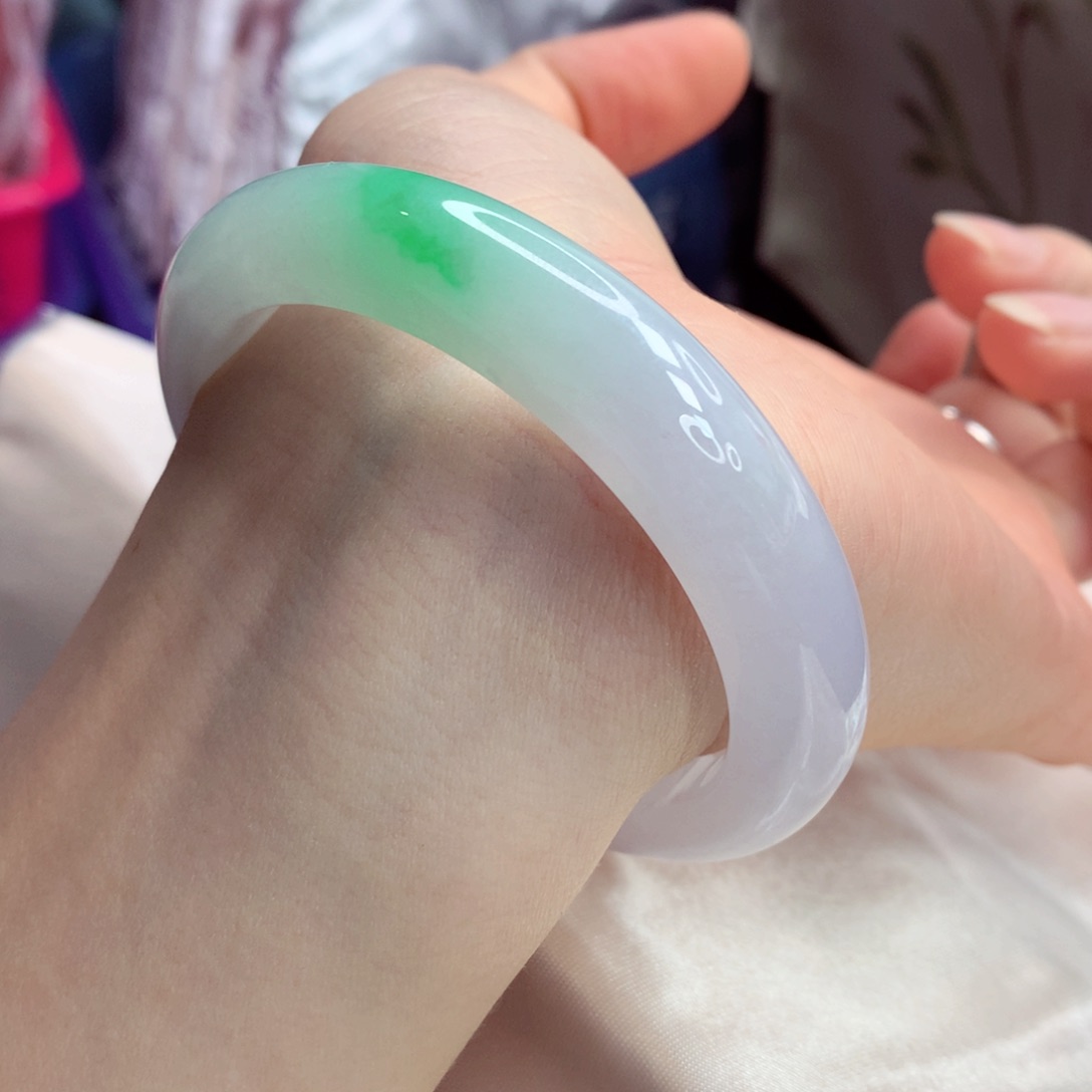 翡翠手镯未镶嵌 55.4 淡紫底 阳绿色 贵气 小