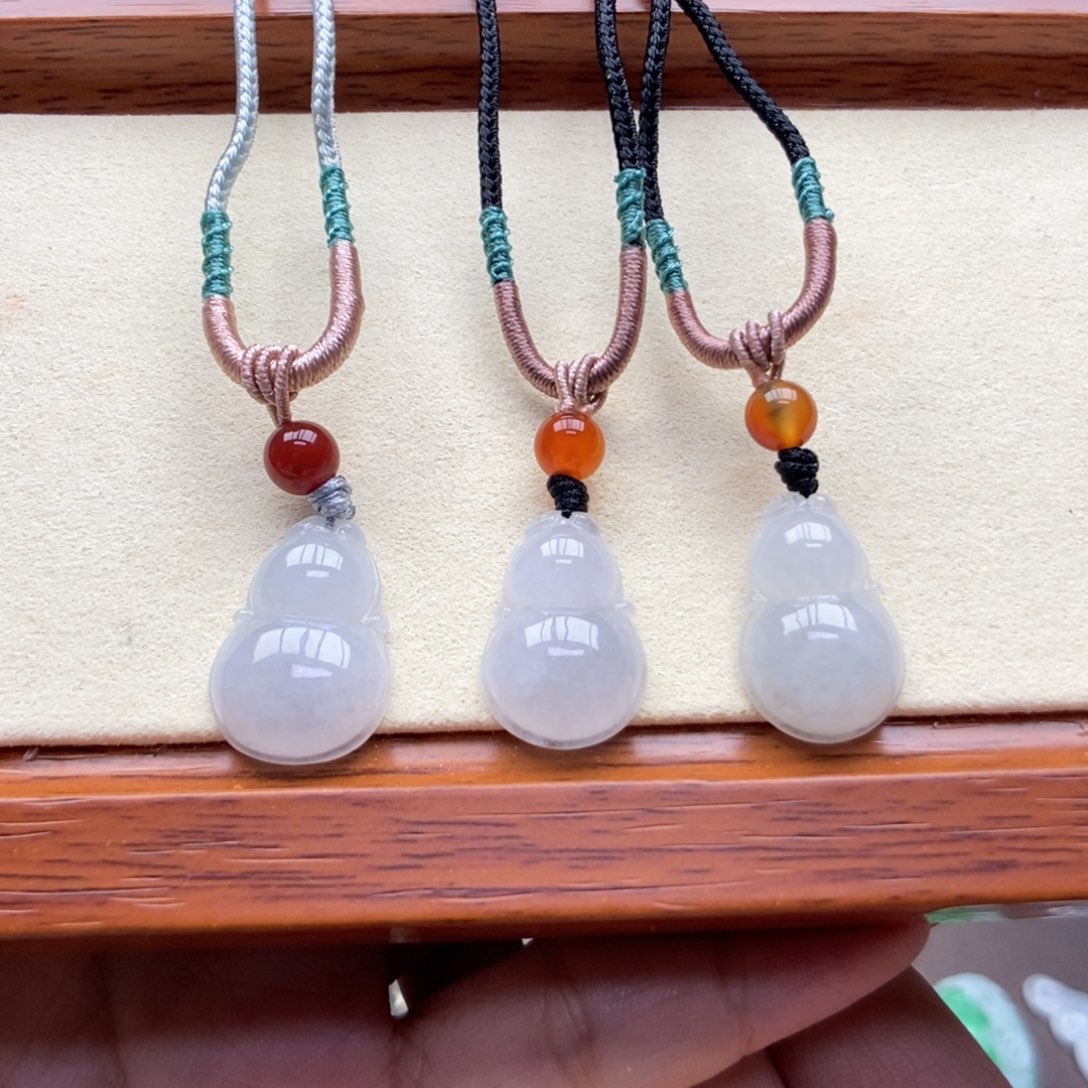 翡翠颈饰未镶嵌吊坠多样些发货发其一