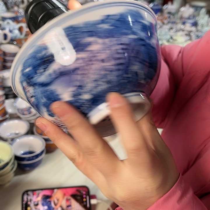 瓷片/////直径15厘米。红。