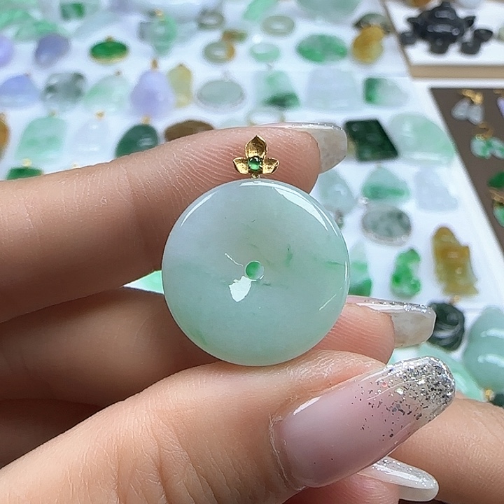 翡翠颈饰未镶嵌飘绿平安扣