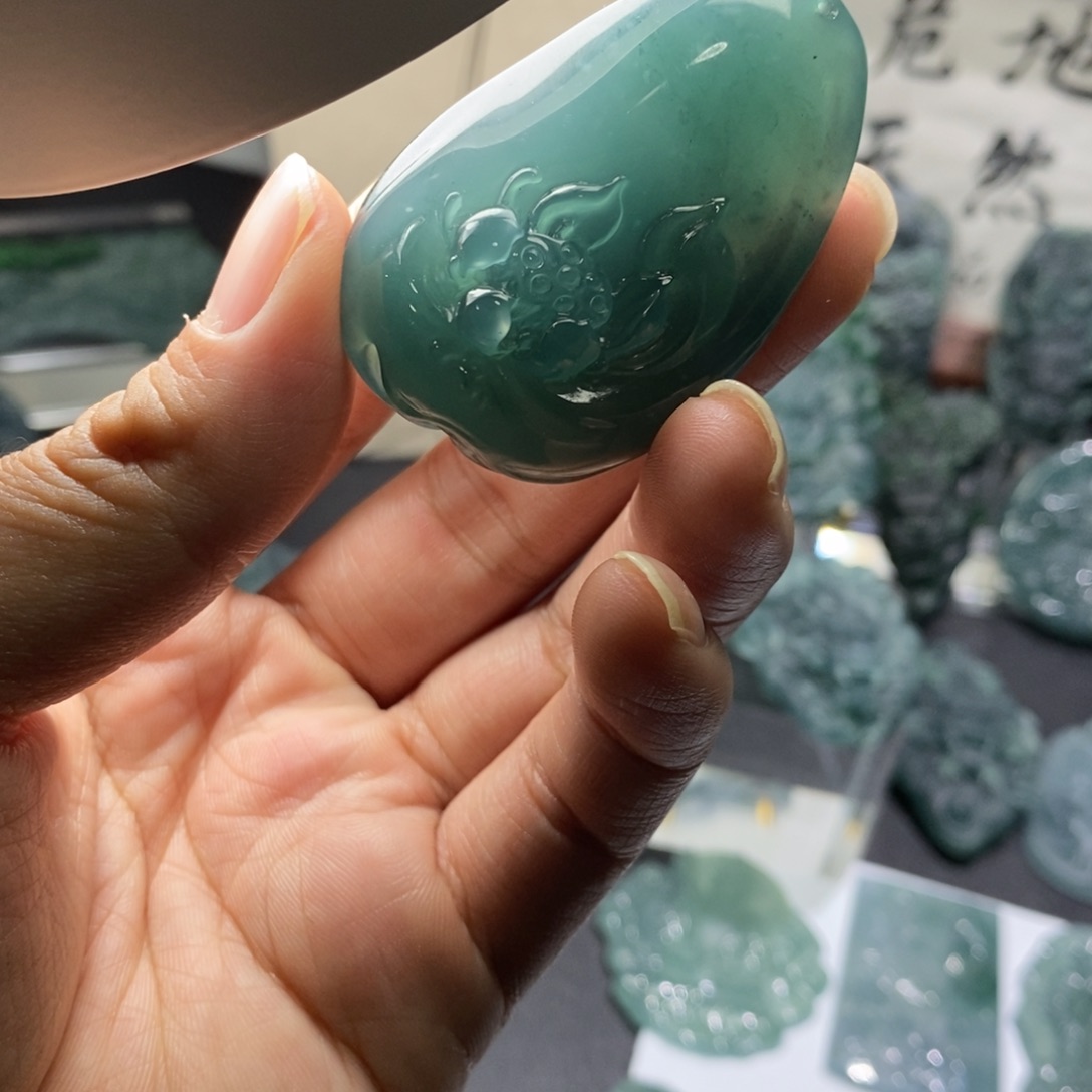修***衣定制翡翠未镶嵌一品青莲