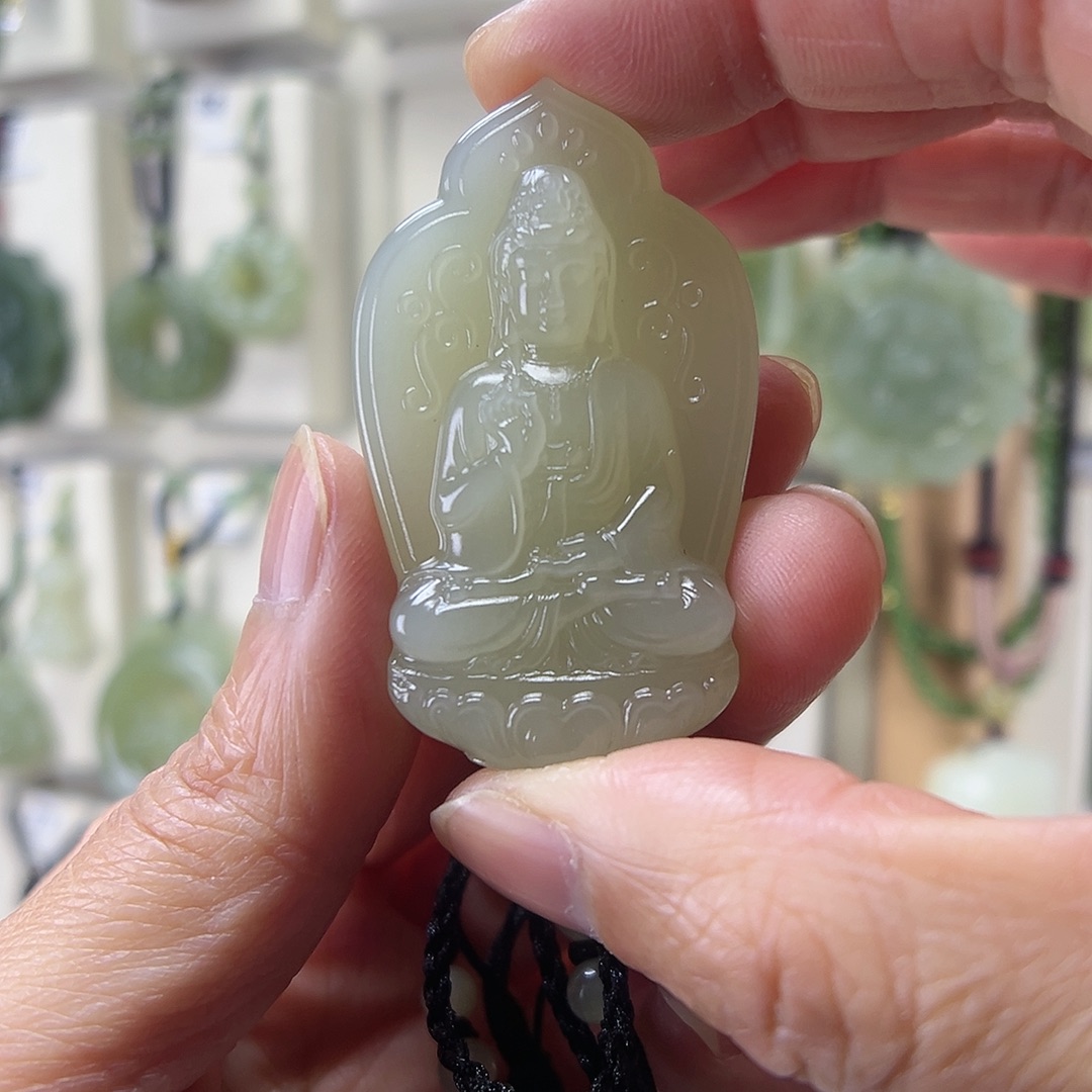 沐***晨和田玉未镶嵌颈饰