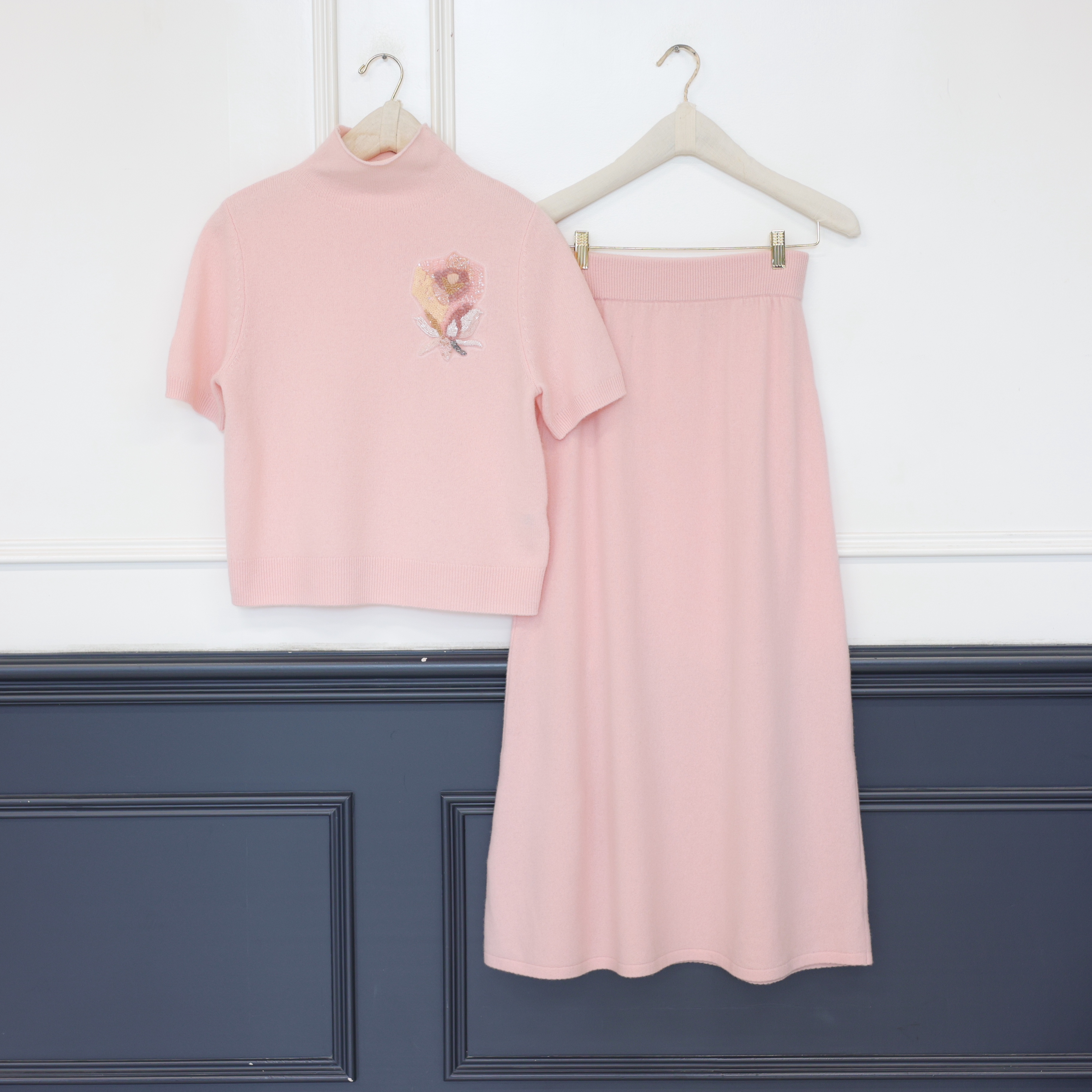 2509113【壁虎姐】GECKO新款 秋冬粉色立领短袖款松紧腰半裙套装