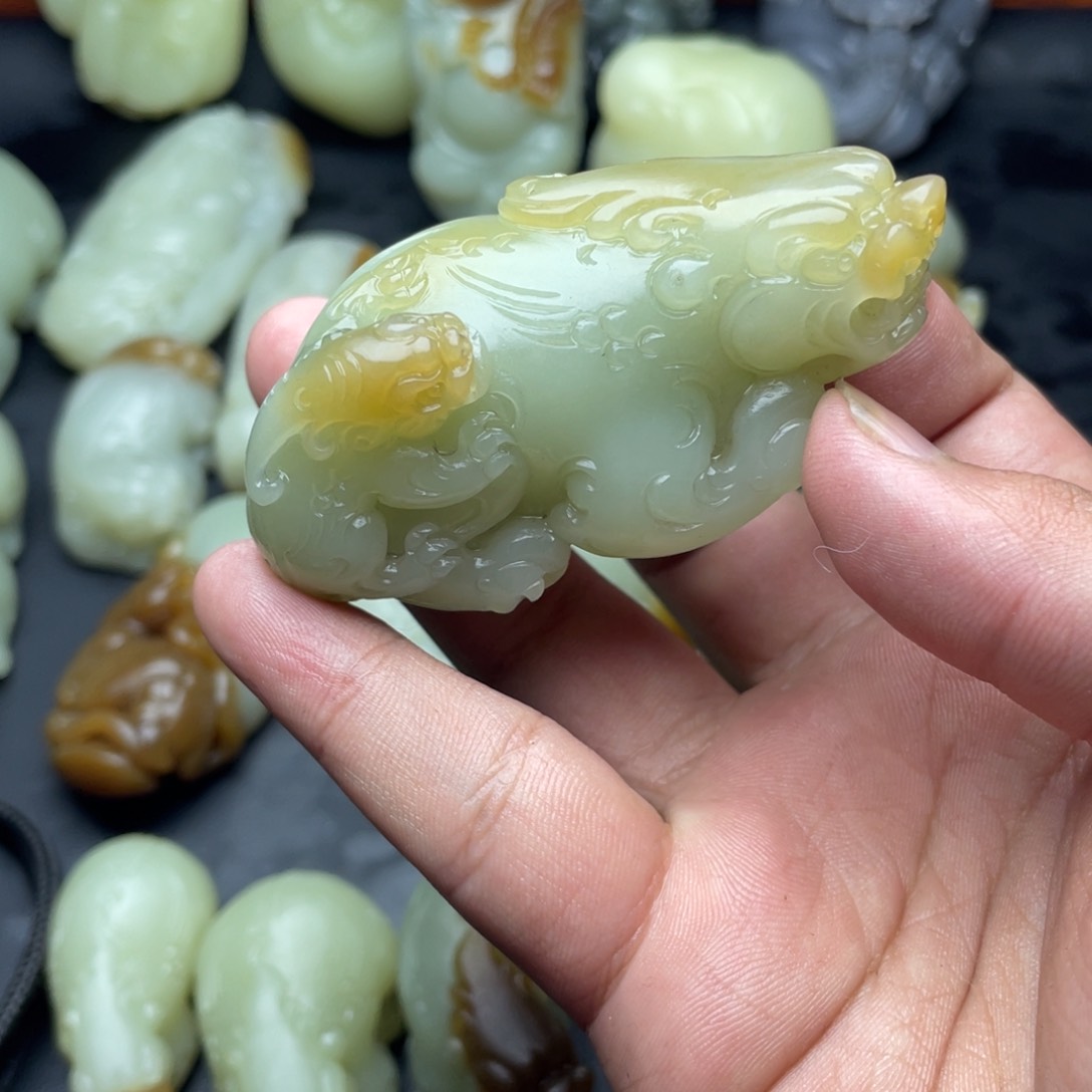 和田玉（糖玉）颈饰未镶嵌?