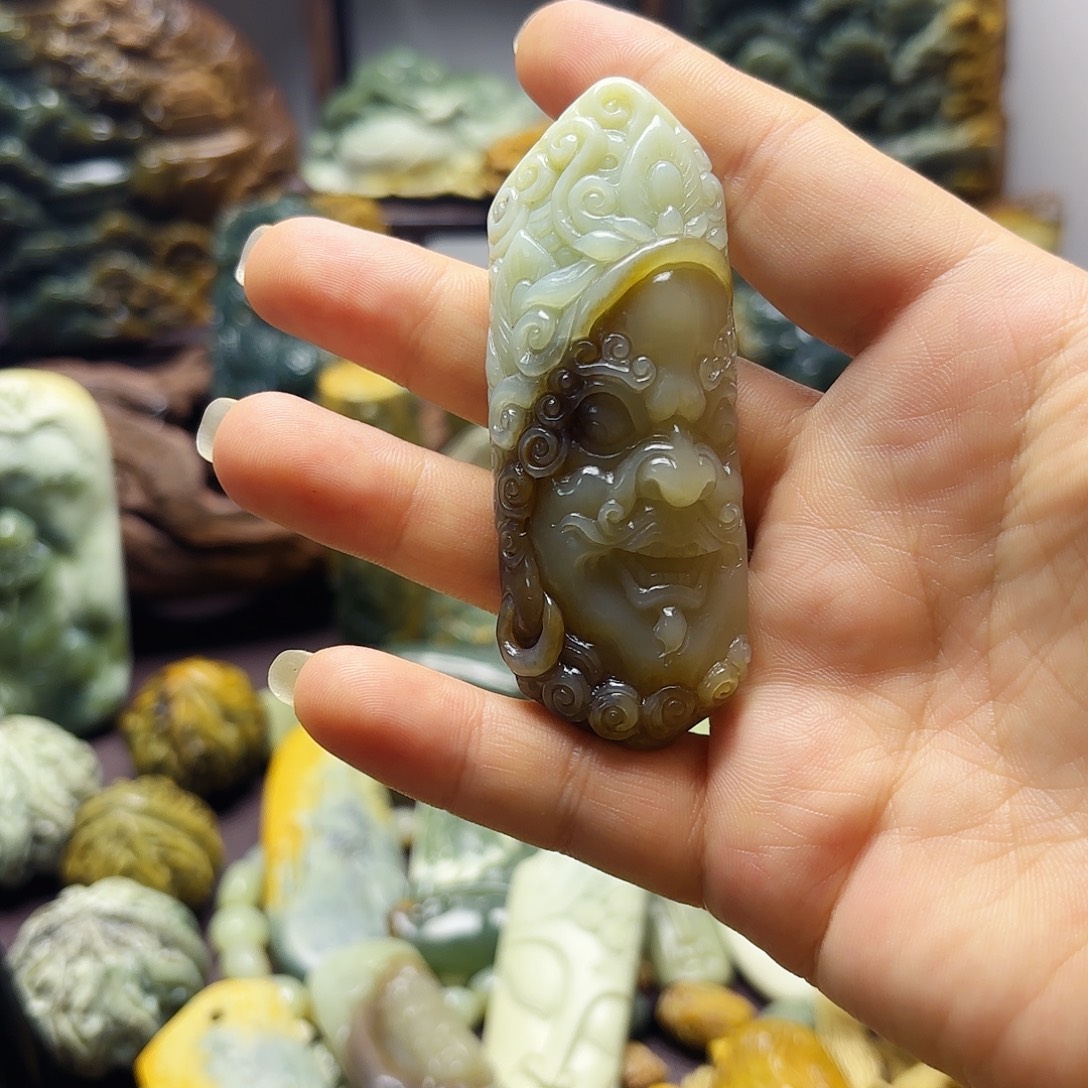 霸***哥岫岩老玉（透闪石质玉）未镶嵌挂件