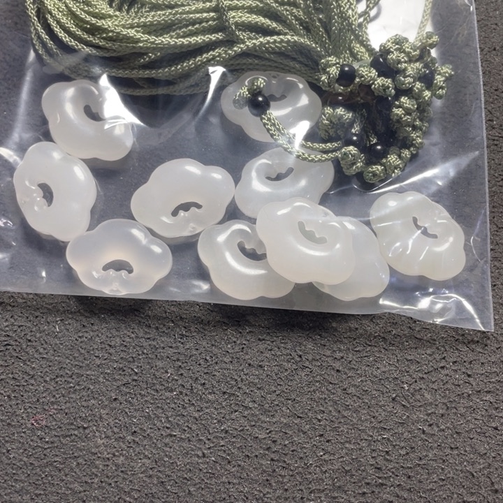 颈饰未镶嵌石英质玉石**峰