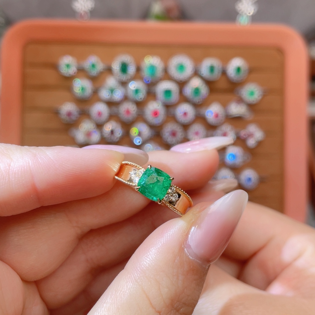 18K金镶嵌祖母绿戒指1.48