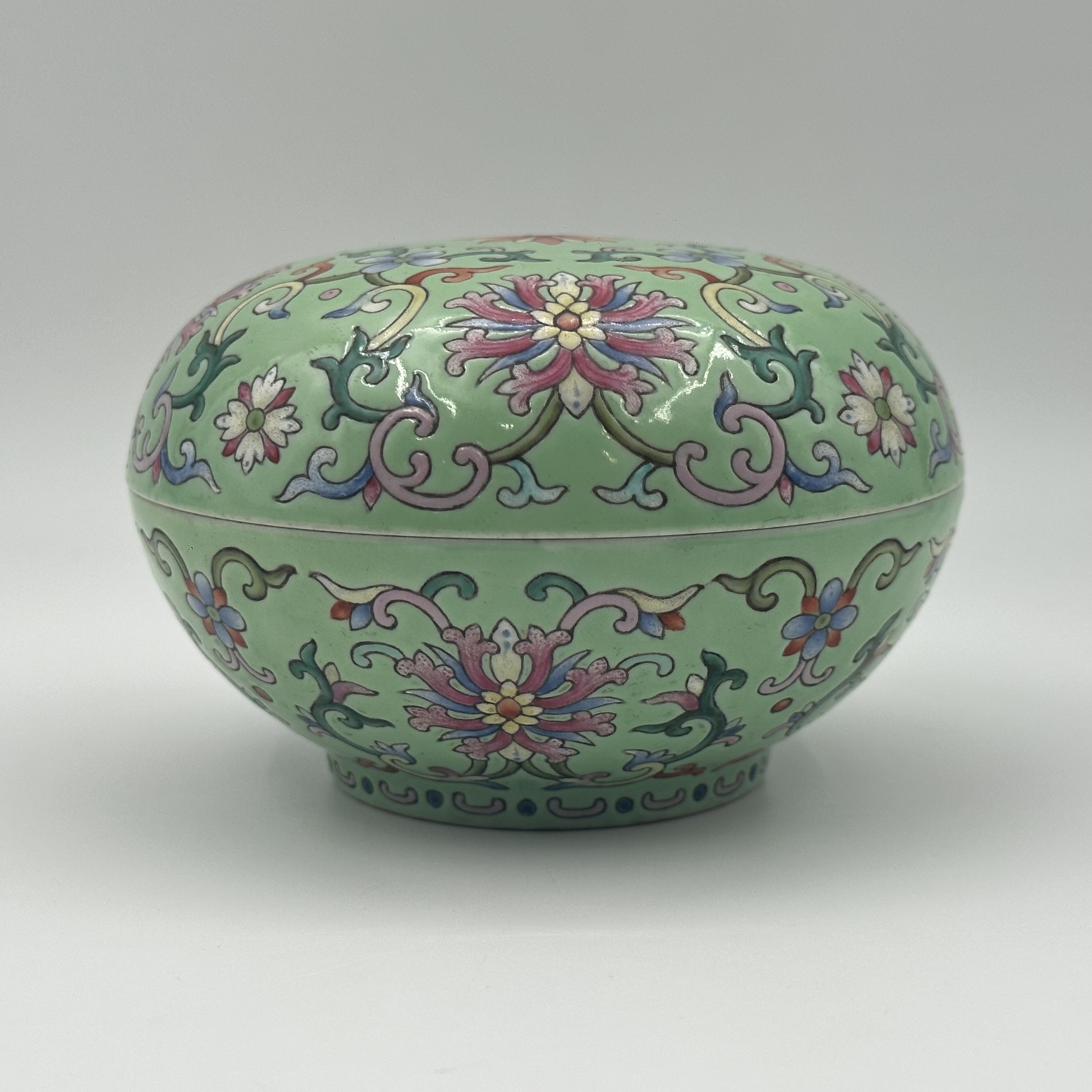 1370 果绿地粉彩西番莲纹粉盒