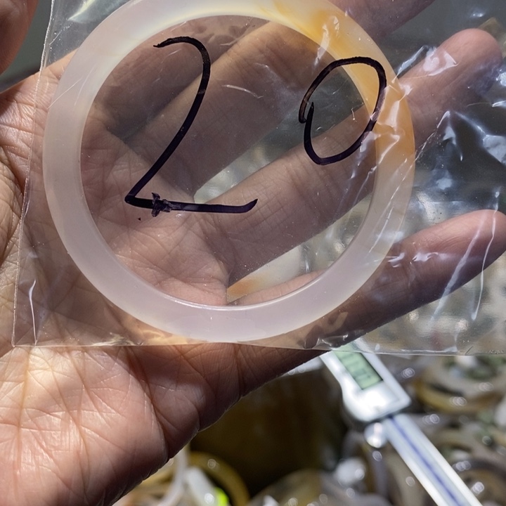 空***白玛瑙/玉髓未镶嵌手镯20号