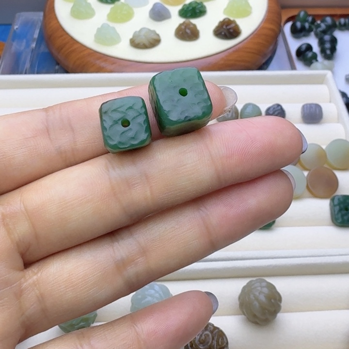 黄***丽和田玉（糖玉）未镶嵌车挂