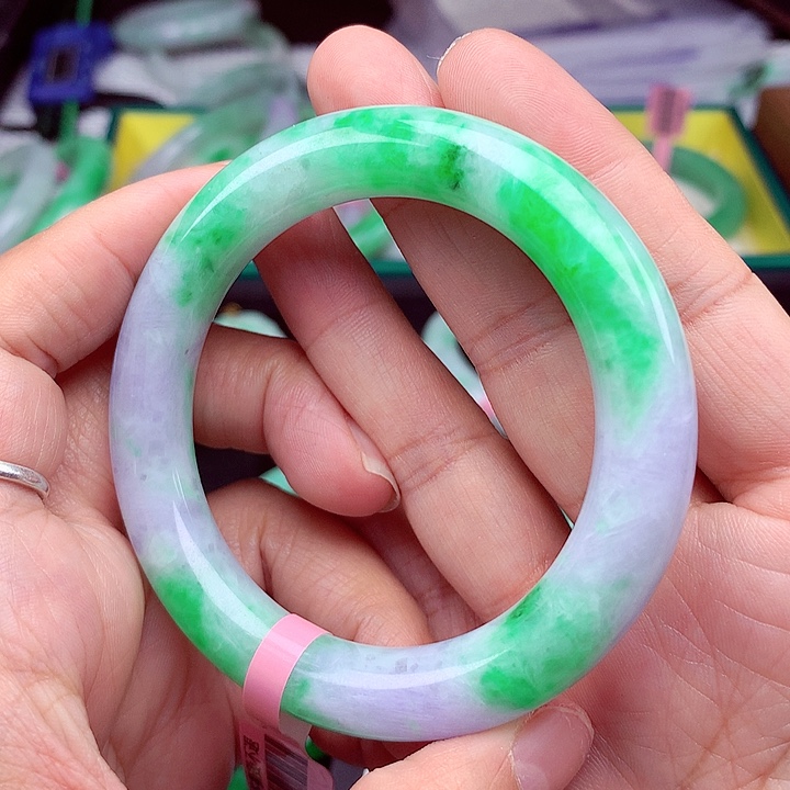 翡翠手镯未镶嵌翡翠