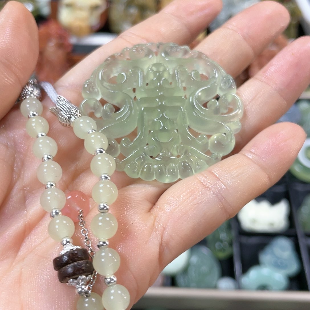 蛇纹石玉颈饰合金