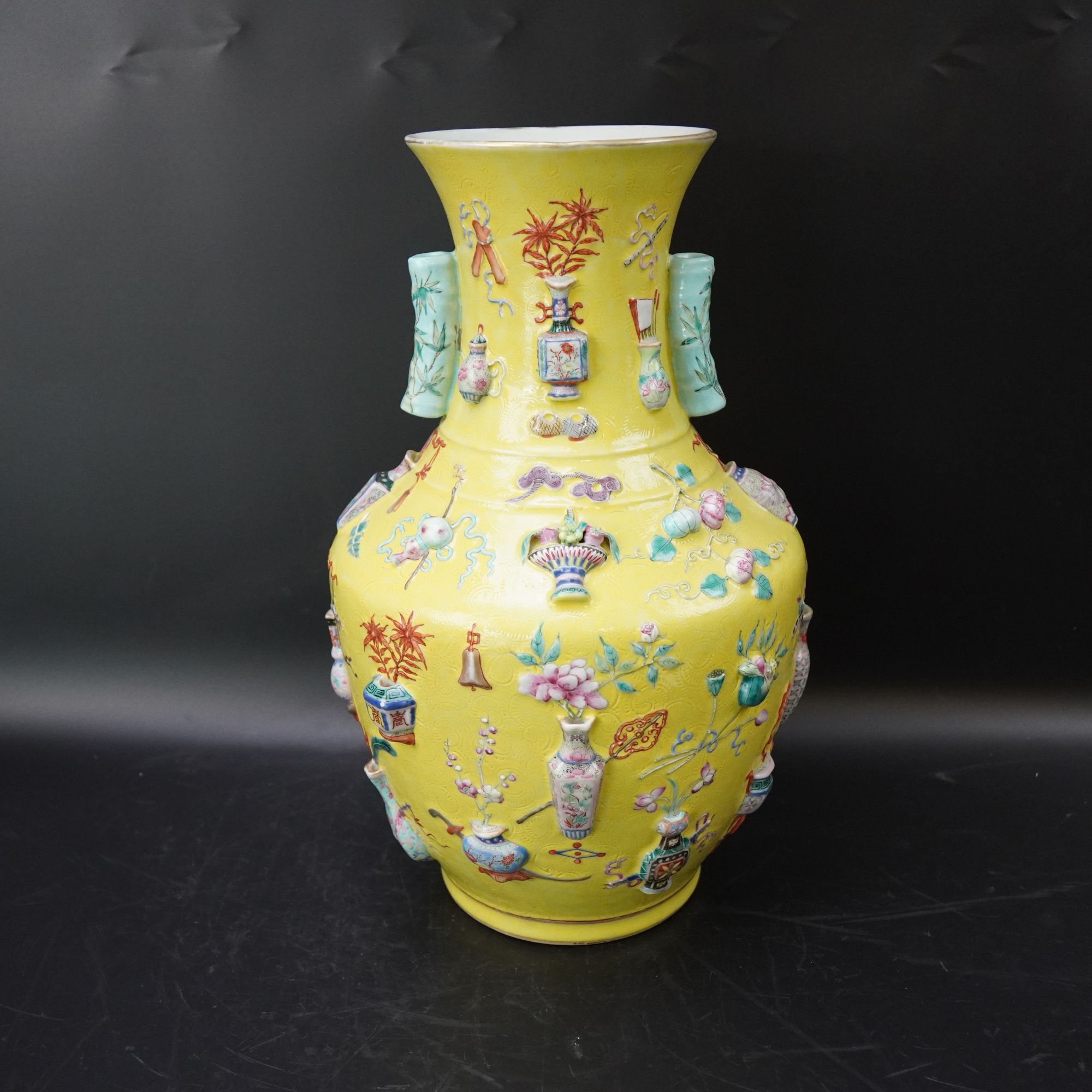 【10.11预展】25091023清嘉庆黄地堆塑轧道贯耳尊 高：约44cm