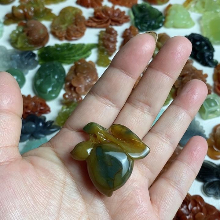 蛇纹石玉颈饰未镶嵌