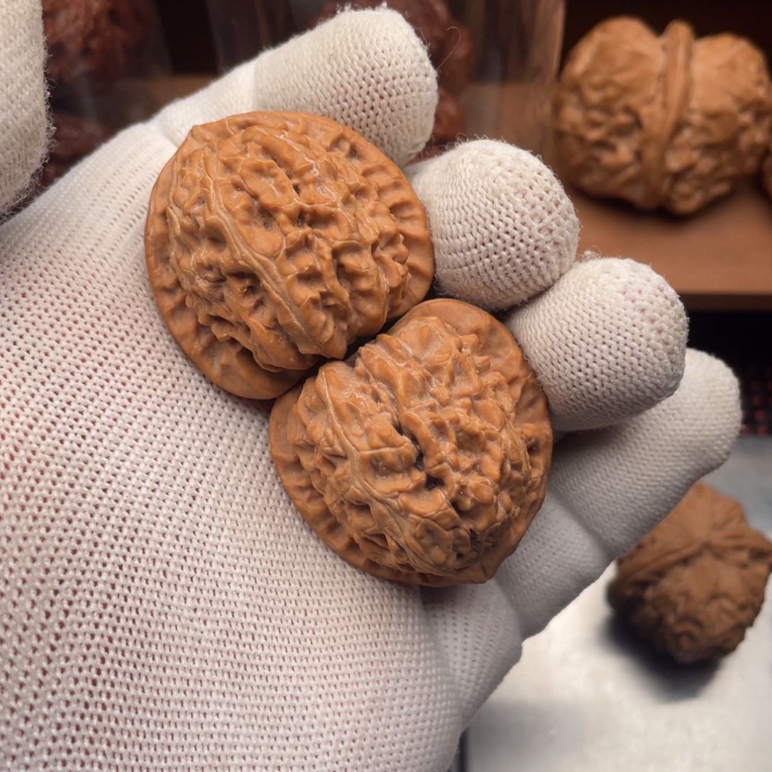 文玩核桃吊坠三角白